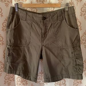 Eddie Bauer 100% Cotton olive drab green cargo shorts 10